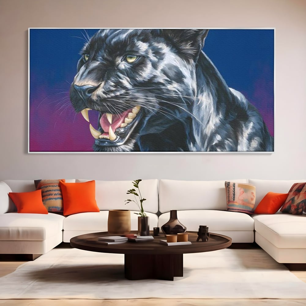 Tablou canvas cu tablou canvas cu pantera neagra, in rama de aluminiu argintiu, pe perete intr-un living